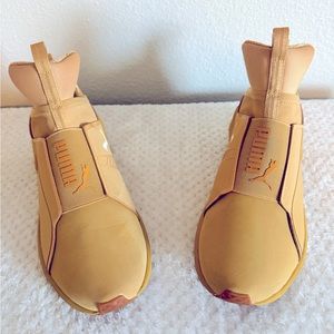 Ladies Pumas, Hard to Find, Sz 10, Excellent condition!